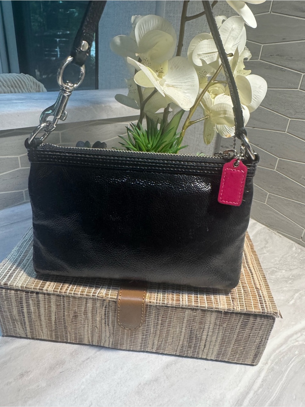 LikeNEW Coach Patent Leather Poppy Shoulder Bag Silver Hardware 2 Toned Hang Tag - Picture 6 of 10